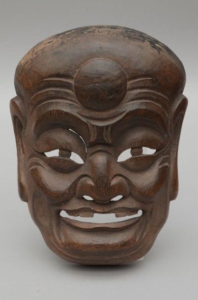 null Masque “Heshang”représentant un moine bouddhiste serein et souriant portant...