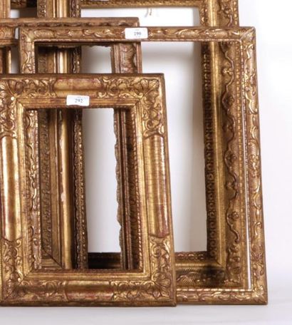 null BAGUETTE en bois sculpté et doré à décor Bérain. Époque Louis XIV. 41 x 34,5...