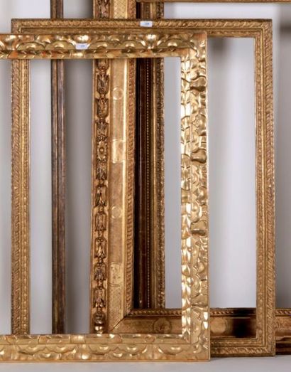 null CADRE en bois sculpté et doré à décor de godrons. Italie, XVIIIème siècle. Restaurations....