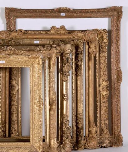 null CADRE en bois sculpté et doré à décor Bérain. Époque Louis XIV. Restaurations...