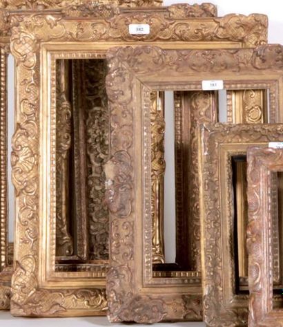 null CADRE en chêne sculpté et redoré à décor Bérain. Époque Louis XIV. 39 x 32 x...