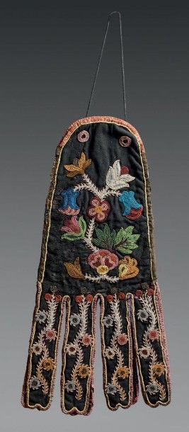 null SAC ATHAPASKAN Canada (Cree-Ojibway). Tissu, ruban, perles Vers 1870. Ht 47...