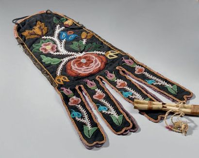 null SAC ATHAPASKAN Canada (Cree-Ojibway). Tissu, ruban, perles Vers 1870. Ht 47...