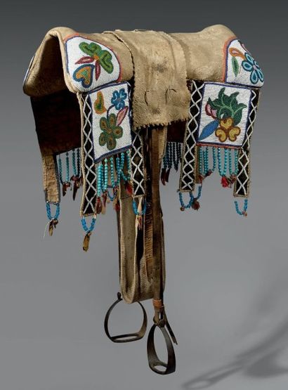 null SELLE Cree/ Métis Manitoba Cuir (Elan), perles, coton et fer. Circa 1880 Long...