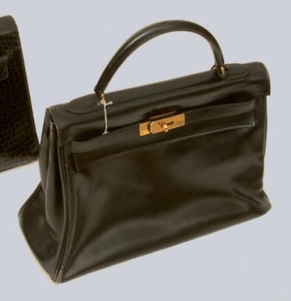 HERMES Sac Kelly en box noir, (usures) 2cm (manque le cadenas), avec une housse ...