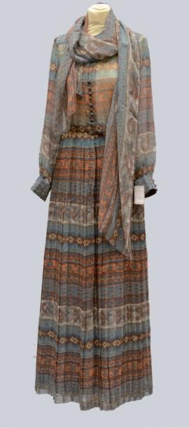 ANONYME Robe longue en soie à motifs de botehs dans les tons bleus et marron, ceinture...