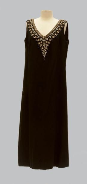 CASTEL Robe longue en crêpe noir avec col brodé de strass et de perles. Circa 19...
