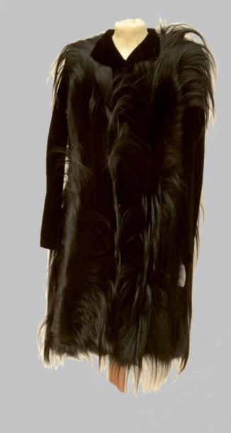 Bernard PERRIS Manteau en velours noir et fourrure de chèvre noire, circa 1970