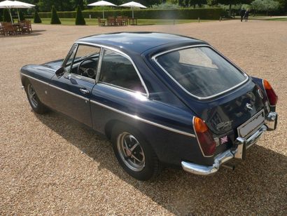 MG B GT 1972 Superbe coupé - Etat concours - Intégralement restauré - Bleue - Intérieur...
