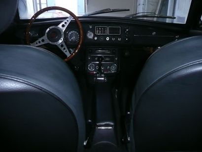 MG B GT 1972 Superbe coupé - Etat concours - Intégralement restauré - Bleue - Intérieur...
