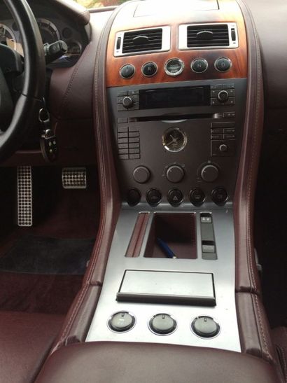 Aston Martin DB9 2005 La "Bond car" par excellence !
Véhicule fabriqué à la main...