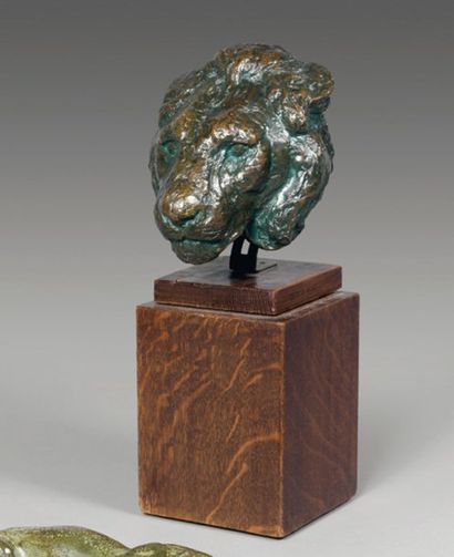 DANDELOT Pierre (né en 1910) Tête de lion Bronze à patine brune nuancée, signé, monté...