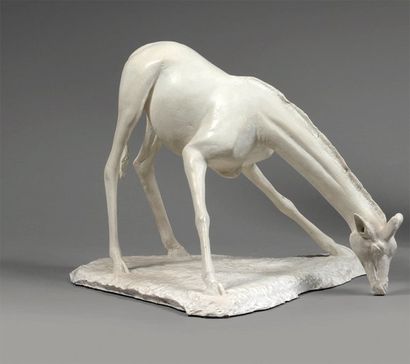 GAUMETOU Yves (né en 1951) La Girafe se désaltérant Bronze à patine blanche, monogrammé...