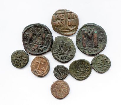 null Lot 10 monnaies byzantines en bronze des empereurs: Justin Ier, Justinien, Phocas,...