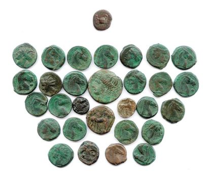 null Lot de 29 pièces de Carthage en bronze. On joint un bronze au crabe de l'ile...