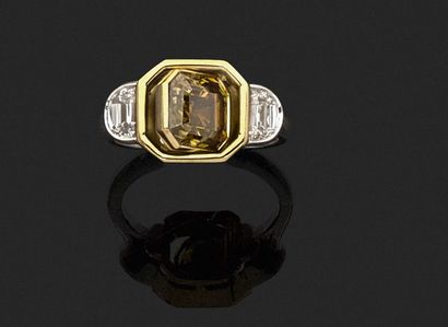 null BAGUE en or jaune et platine sertie sur un système pivotant d'un diamant «cognac»...