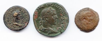 Lot de trois monnaies romaines en bronze:...