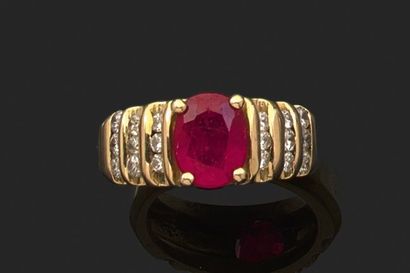 null BAGUE en or jaune, sertie d'un rubis et d'une alternance de ligne de petits...