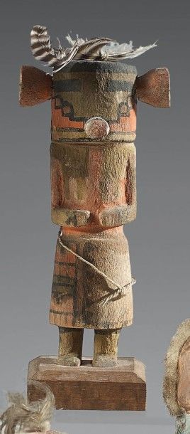 null KACHINA RUGAN (?) Hopi, Arizona, U.S.A, vers 1930 Bois, pigments Hauteur: 15,5...