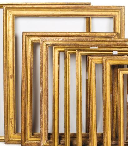 null BAGUETTE en bois moulé doré à profil plat.
Fin XVIIIème siècle.
47 x 56 x 6...