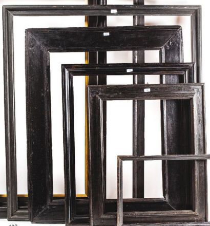 null Grand CADRE en bois mouluré et noirci.
XIXème siècle.
130 x 107 x 7,5 cm