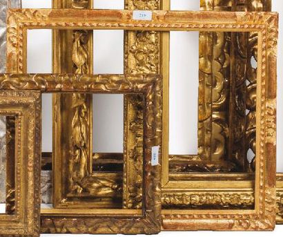 null BAGUETTE en bois sculpté et redoré.
Italie, XVIIIème siècle. 45,5 x 36 x 4,5...