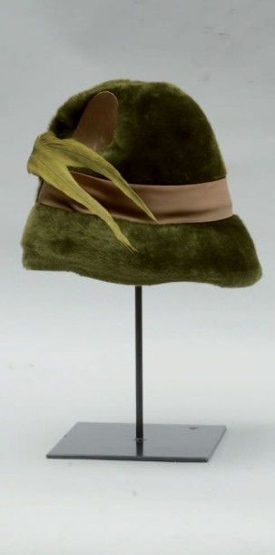 null Reproduction of JACQUES HEIM: Chapeau en mouflon vert et satin marron agrémenté...