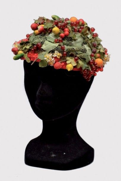 Elsa SCHIAPARELLI: 1890-1973 Chapeau en résille verte orné de fruits: groseilles,...