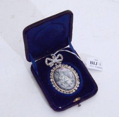 null BIJ016 - PENDENTIF ovale en argent, nacre, émail et pierres blanches, à décor...