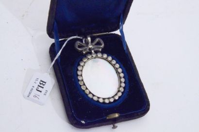 null BIJ016 - PENDENTIF ovale en argent, nacre, émail et pierres blanches, à décor...