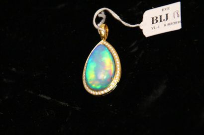 null BIJ018 - PENDENTIF en or jaune à fond fermé, serti d'une opale de forme poire...