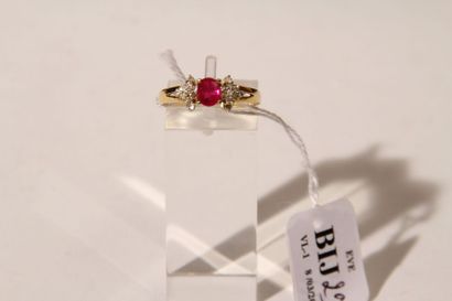 null BIJ029 - BAGUE en or jaune ornée d'un petit rubis entouré de petits diamants...