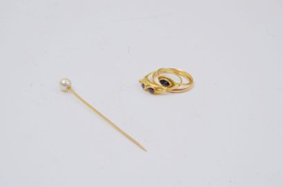 null BIJ040 - LOT en or jaune: comprenant

-une épingle à cravate ornée d'un perle...