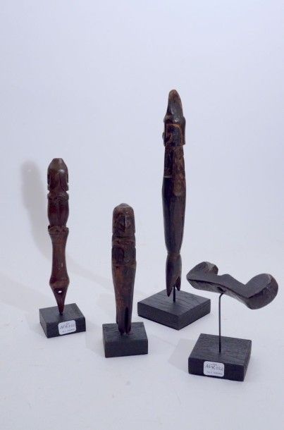 null AFR022 - Ensemble de 4 sculptures Korvar - Irian Jaya - Indonésie 

Bois à patine...