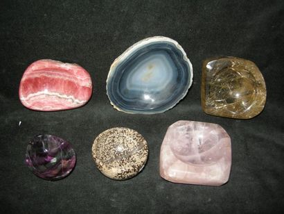 null Lot de six petites coupelles (6 à 9 cm) en minéraux divers : rhodochrosite,...