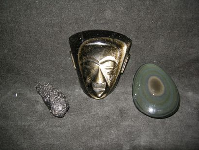 null Lot de trois jolis petits objets : masque en obsidienne, fulgurite, obsidienne...