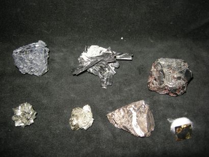 null Lot de six petits minéraux, dont GALENES et une petite tranche de PALLASITE