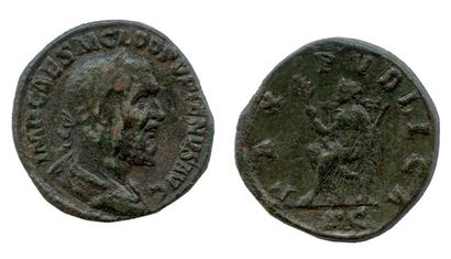 PUPIEN (238) 


Sesterce (grand bronze) frappé à Rome en 238.


(Son buste lauré...