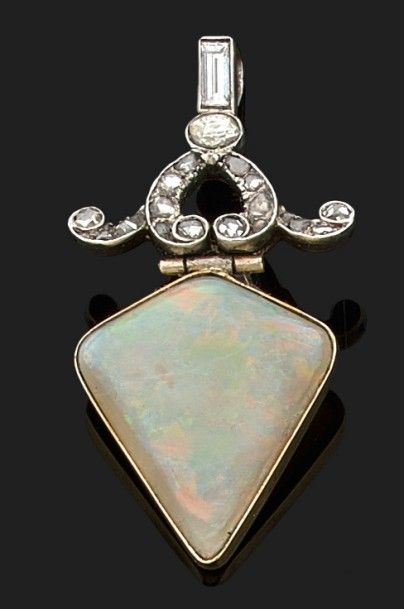 null PENDENTIF supportant une opale losangique, monture à volutes en or gris et roses...