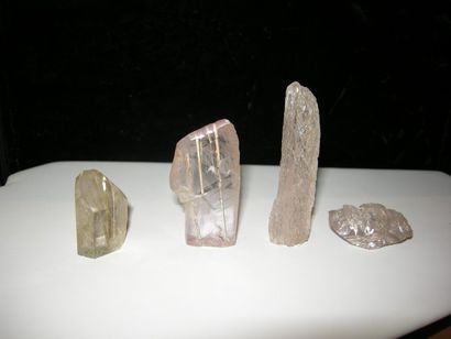 Lot de quatre jolis petits minéraux du Brésil :...