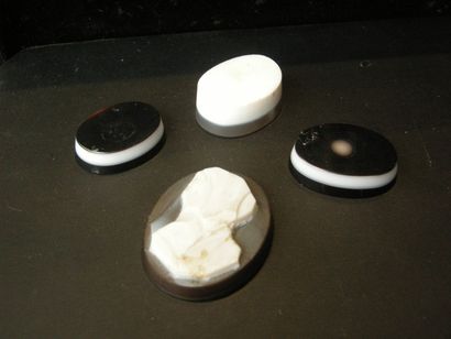 null Lot de quatre CAMES bruts (agate bicolore blanc / noir) 3,5 à 5 cm