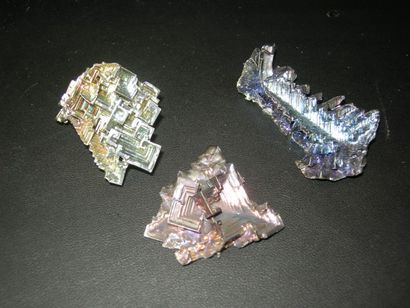 null Lot de trois jolies cristallisations étagées irisées (artificielles) de BISMUTH...