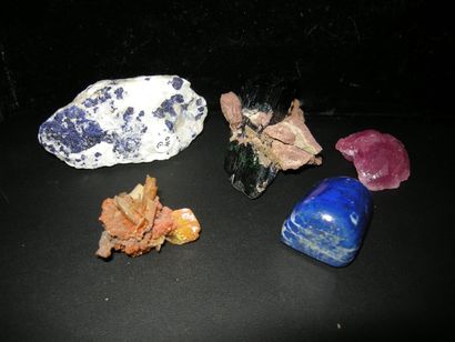 null Lot de cinq petits minéraux : LAZURITE dans gangue (Afghanistan), WULFENITE...