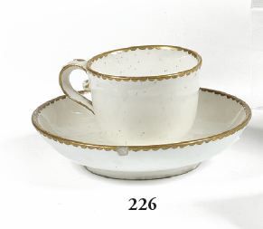SÈVRES 

TASSE et SOUS-TASSE mignonette en porcelaine blanche à filet doré.

XVIIIème...