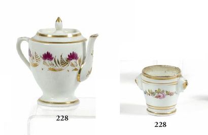 null Petite VERSEUSE et un petit POT à CREME en porcelaine.

XIXème siècle.

Haut. :...