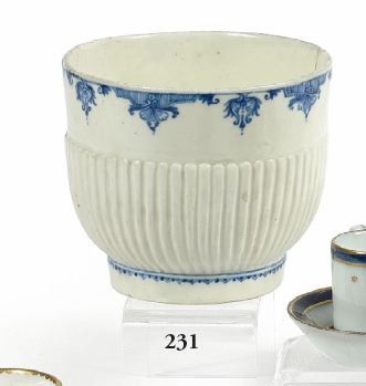 SAINT CLOUD 

BOL à RAFFRAICHIR en porcelaine pâte tendre à décor bleu de palmettes.

XVIIIème...