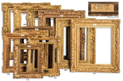 null CADRE en bois sculpté et doré à décor Bérain.
Epoque Louis XIV.
(Restaurations).
46...
