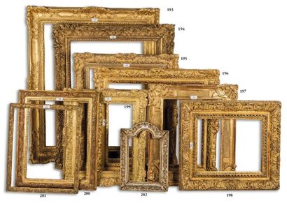 null BAGUETTE en bois sculpté et doré à décor Bérain.
Epoque Louis XIV.
45 x 36 x...