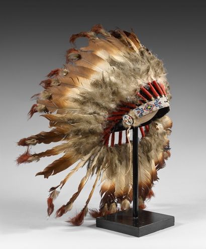 null COIFFE perlee
Indiens des Plaines, Amerique du Nord vers 1900 - 1920
Plumes,...