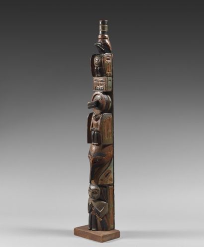 null MAT TOTEM MINIATURE Haïda, Nord-Ouest des États-Unis vers 1900
Bois et pigments
Hauteur:...